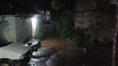 ఎల్లారెడ్డిపేట: ఉరుములు,మెరుపులతో కూడిన భారీ వర్షం.. అత్యవసర సమయాల్లోనే ఇంటి నుంచి బయటకు రావాలంటున్న అధికారులు