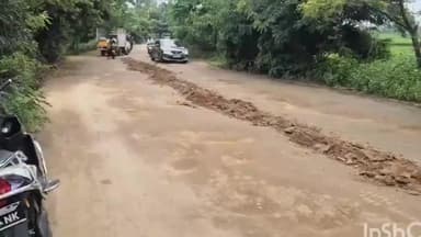 ఎల్లారెడ్డిపేట: రోడ్డుకు మరమ్మతులు చేసిన గ్రామస్తులు