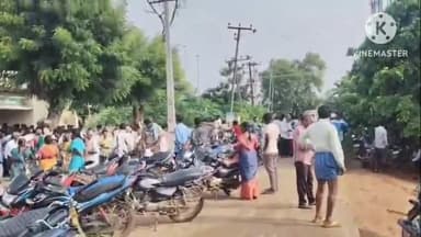 కేతేపల్లి: కేతేపల్లి మండలంలోని సహకార బ్యాంకు వద్ద యూరియా కోసం బారులు తీరిన రైతులు