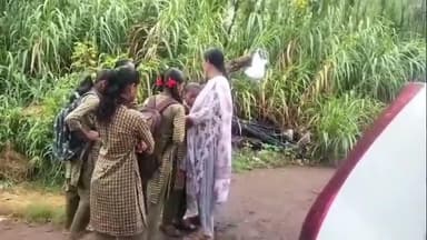 ಕೊಲ್ಹಾರ: ಕೂಡಗಿ ಗ್ರಾಮದಲ್ಲಿ ಶಾಲಾ ಶಿಕ್ಷಕಿ ವರ್ಗಾವಣೆ ಖಂಡಿಸಿ, ಶಿಕ್ಷಕಿಯನ್ನು ತಬ್ಬಿಕೊಂಡು ಬಿಕ್ಕಿ-ಬಿಕ್ಕಿ ಅತ್ತ ವಿದ್ಯಾರ್ಥಿಗಳು