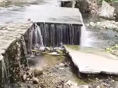 ਧਾਰ ਕਲਾਂ: ਬਲਾਕ ਧਾਰ ਦੇ ਪਿੰਡ ਦਰੰਖੜ ਵਿਖੇ ਹੜਾਂ ਨਾਲ ਟੁੱਟੀ ਪੁਲੀ ਨੂੰ ਲੈ ਕੇ ਲੋਕਾਂ ਜਤਾਇਆ ਰੋਸ 40 ਤੋਂ ਵੱਧ ਪਿੰਡਾਂ ਨੂੰ ਆਪਸ ਵਿੱਚ ਜੋੜਦੀ ਹੈ ਪੁਲੀ