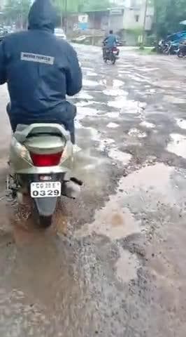 मुंगेली रायपुर रोड गड्ढों से तबाह, जनता परेशान, मगर सरकार की नजर अब तक नहीं—क्या यही विकास है?
#mungeli