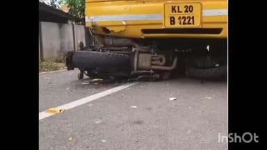 നെയ്യാറ്റിൻക്കര: തിരുവനന്തപുരം മാറനല്ലൂരിൽ സ്കൂൾ ബസിനടിയിലേക്ക് ഇരുചക്രവാഹനം ഇടിച്ചുകയറി യുവാവ് തലനാരിഴക്ക് രക്ഷപ്പെട്ടു