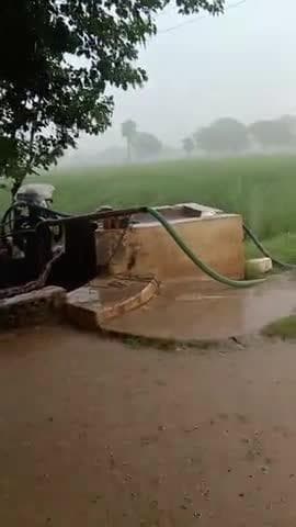 इंदरगढ़:ग्राम कुदारी में आज शाम 5 बजे से लगातार हो रही बारिश से किसानों ओर आम आदमी को मिली राहत की सास गर्मी से था बेहाल