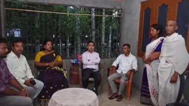 চাৰিদুৱাৰ: জীয়াগাভৰু নিবাসী তথা ভাৰতীয় জনতা পাৰ্টিৰ কাৰ্যকৰ্তা বন্তি দাসৰ সহুৰ দেউতাৰ মৃত্যুৰ থবৰ পাই তেখেতৰ ঘৰত উপস্থিত হল বিধায়ক