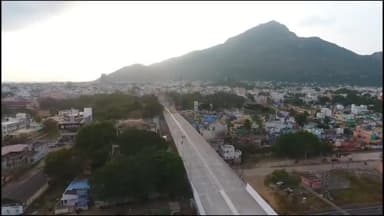 கீழ்பென்னாத்தூர்: மேக்களூர் கிராமத்தில் கரும்புகளை வெட்டி டிராக்டரில் ஏற்றும்போது வடமாநில தொழிலாளி பாம்பு கடித்து உயிரிழப்பு