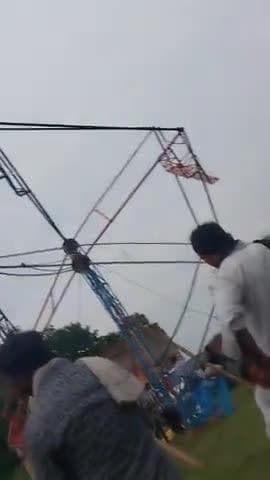 raebareli ke lodhvari gram panchayat me lage mele me jhula toota bal bal bache log ##publicnews #raebareli @@paravejalam