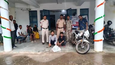 पुसौर: पुसौर पुलिस की दबिश में शराब तस्करी के आरोप में दो युवकों को किया गिरफ्तार, 10 लीटर महुआ शराब और मोटरसाइकिल की गई ज़ब्त