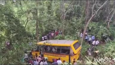 ചിറയിൻകീഴ്: തട്ടത്തുമല വട്ടപ്പാറയിൽ സ്കൂൾ ബസ് മറിഞ്ഞ് നിരവധി വിദ്യാർഥികൾക്ക് പരിക്ക്