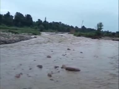 ਧਾਰ ਕਲਾਂ: ਬਲਾਕ ਧਾਰ ਦੇ ਪਿੰਡ ਦਰੰਗ ਖੱਡ ਨੇੜੇ ਪੈਂਦੇ ਆਲੇ ਦੁਆਲੇ ਦੇ ਪਿੰਡਾਂ ਚ ਦੇਰ ਰਾਤ ਹੋਈ ਬਾਰਿਸ਼ ਨਾਲ ਖੱਡ ਦਾ ਪਾਣੀ ਆਇਆ ਲੋਕਾਂ ਵਿੱਚ ਡਰ ਦਾ ਮਾਹੌਲ