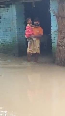 allipur hatta ward no 13 munchun sha ka ghar me baris ka pani aaya hai uspar koi bhi sun bai nahi hota hai