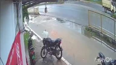 ఇల్లంతకుంట: అతివేగంగా డివైడర్ను ఢీకొట్టిన కారు.. సీసీ కెమెరాల్లో రికార్డు అయిన దృశ్యం...