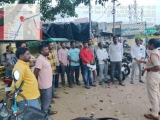 బెజ్జంకి ఎస్ఐ సౌజన్య, గ్రామ విపిఓ తో కలిసి రేగులపల్లి గ్రామాన్ని సందర్శించి గ్రామ ప్రజలకు స్థానిక సంస్థల ఎన్నికల గురించి, సైబర్ నేరాల గురించి సీసీ కెమెరాలు గురించి అవగాహన కల్పించారు.