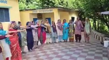 नंदप्रयाग: गिरसा में समाज कल्याण अधिकारी ने ग्रामीणों को स्वच्छता पखवाड़ा के तहत स्वच्छता की शपथ दिलाई