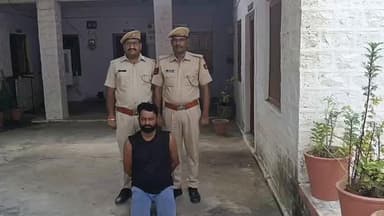 #Balotra: थाना मण्डली द्वारा 10,000 का इनामी मुलजिम गीगाराम गिरफ्तार।
अवैध शराब तस्करी के प्रकरण में 19 माह से था फरार।