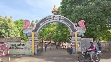 பூவிருந்தவல்லி: பூந்தமல்லி அரசு பள்ளி வளாகத்தில் குளம் போல் தேங்கி இருக்கும் மழைநீர் மாணவர்கள் அவதி