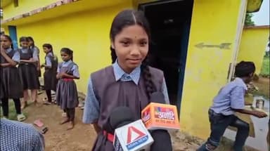 पेण्ड्रा रोड गौरेला: दर्री मिडिल स्कूल जर्जर होने से छात्रों को एक ही कक्ष में लग रही 2 कक्षाएं, बच्चों को पढ़ाई में होती है #j 6ansamasya