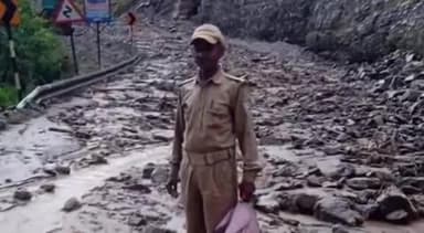 नंदप्रयाग: नंदप्रयाग के पास बद्रीनाथ राष्ट्रीय राजमार्ग भारी बारिश से मलबा आने के कारण अवरुद्ध, आवागमन में हो रही परेशानी