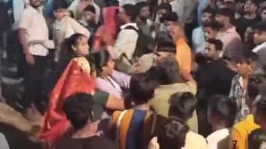 हाथरस: मेला श्री दाऊजी महाराज में एक युवती के साथ मनचले ने की छेड़छाड़, मनचले के साथ युवती व मौजूद भीड़ ने की मारपीट
#vairal video