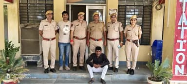 कोटा ग्रामीण पुलिस की अपराधियों के खिलाफ #निरंतर_कार्यवाही_जारी
थाना सुकेत ने #टॉप_10 आरोपी, 2 साल से #फरार, 15 हजार के #ईनामी, 01 अपराधी को #गिरफ्तार करने में सफलता हासिल की