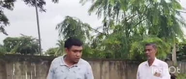গৰৈমাৰী: গৰৈমাৰী ৰাজহ চক্ৰ বিষয়াৰ কাৰ্যালয়ত উত্তপ্ত পৰিস্থিতি,স্থানীয় ৰাইজে খেদি খেদি লপাথপা দিয়ে লাট মণ্ডল পদৰ দৈমাৰীক