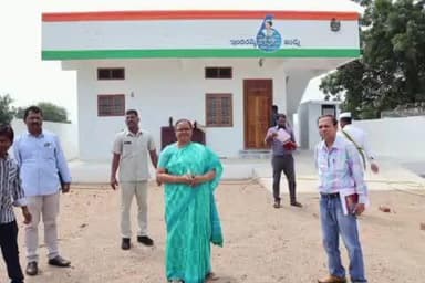 బెజ్జంకి: బెజ్జంకి మండలంలోని తోటపల్లి ప్రాథమిక ఆరోగ్య కేంద్రంతో పాటు ఇందిరమ్మ ఇండ్ల నిర్మాణాలను పరిశీలించిన కలెక్టర్ హైమావతి