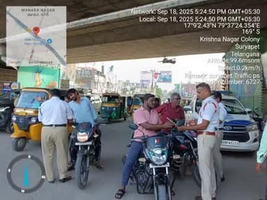 సూర్యాపేట పట్టణ కేంద్రంలో తనిఖీ నిర్వహిస్తున్న సూర్యాపేట పట్టణ ట్రాఫిక్ పోలీస్