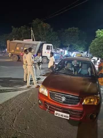 జాతీయ రహదారి 65 పై దురాజ్పల్లి జంక్షన్ వద్ద వాహనాల తనిఖీలు నిర్వహిస్తూ రోడ్డు భద్రత గురించి అవగాహన కల్పిస్తున్న పోలీసులు