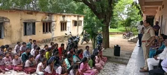 గంగాపూర్, జిల్లా పరిషత్ హై స్కూల్ " విద్యార్థినీ విద్యార్థులకు మహిళల రక్షణకు ఉన్న చట్టాల గురించి, సైబర్ నేరాల గురించి, గుడ్ టచ్ బాడ్ గురించి అవగాహన కల్పించిన చిన్నకోడూర్ ఏఎస్ఐ వెంకట్ గౌడ్, సిద్దిపేట షీటీమ్ బృందం.