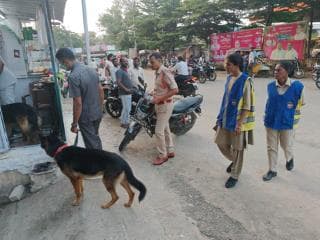 నార్కోటిక్ డాగ్స్ తో గంజాయి ఇతర మత్తుపదార్థాల నివారణ గురించి సిద్దిపేట టు టౌన్ పోలీస్ స్టేషన్ పరిధిలోని అంబేద్కర్ నగర్, లాల్ కమాన్, , కల్లు కాంపౌండ్లు, పాన్ షాప్స్, తదితర ప్రాంతాల్లో తనిఖీల నిర్వహించిన టు టౌన్ ఇన్స్పెక్టర్ ఉపేందర్