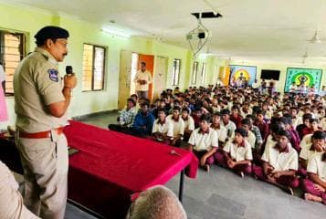 తెలంగాణ సోషల్ వెల్ఫేర్ రెసిడెన్షియల్ స్కూల్ చేర్యాల విద్యార్థులకు క్రమశిక్షణ, సెల్ఫ్ కాన్ఫిడెన్స్,, సైబర్ నేరాల గురించి, గుడ్ టచ్ బాడ్ టచ్, గంజాయి ఇతర మత్తు పదార్థాలు , ఈవిటీజింగ్, గురించి అవగాహన కల్పించిన హుస్నాబాద్ ఏసిపి సదానందం