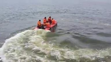 బీబీ నగర్: బీబీనగర్ చెరువుల దూకి యువకుడు ఆత్మహత్య ఎన్డిఆర్ఎఫ్ బృందంతో గాలింపు చర్యలు