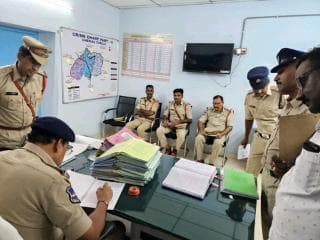 వార్షిక తనిఖీల్లో భాగంగా చేర్యాల సర్కిల్ కార్యాలయాన్ని తనిఖీ చేసిన హుస్నాబాద్ ఏసిపి సదానందం చేర్యాల సీఐ శ్రీను, చేర్యాల సర్కిల్ ఎస్ఐలు పాల్గొన్నారు.