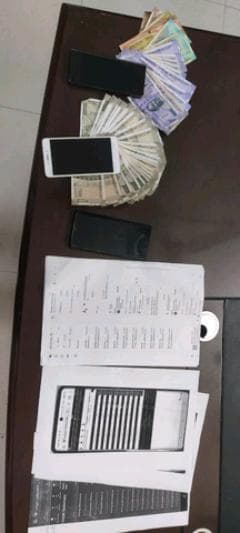 ఆన్లైన్ బెట్టింగ్ స్థావరంపై సిద్దిపేట టాస్క్ ఫోర్స్, పోలీసుల దాడి, 24,518 నగదు డబ్బులు, మూడు మొబైల్ ఫోన్లు,ఆన్లైన్ బెట్టింగ్ ట్రాన్సాక్షన్ స్టేట్మెంట స్వాధీనం చేసుకున్నారు. వన్ టౌన్ పోలీసులు కేసు నమోదు చేశారు.