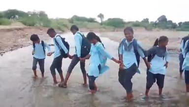 मारवाड़ जंक्शन: #janasamasaya मारवाड़ जंक्शन थल सुरावास ग्राम के ग्रामवासियों नदी पर पुल बनाने की सरकार की की मांग