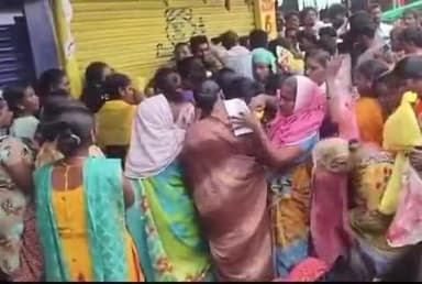 తిప్పర్తి: నల్లగొండ జిల్లా తిప్పర్తి లోని రైతు అగ్రోస్ వద్ద యూరియా కోసం బారులు తీరిన మహిళలు