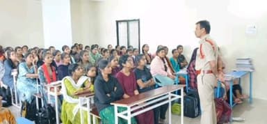దీక్ష అకాడమీ సిద్దిపేట విద్యార్థినిలకు మహిళల రక్షణకు ఉన్న చట్టాలు, గుడ్ టచ్ బాడ్ టచ్, సైబర్ నేరాలు, గంజాయి డ్రగ్స్, యాంటీ హ్యూమన్ ట్రాఫికింగ్, ఇతర మత్తు పదార్థాల గురించి అవగాహన కల్పించిన టూ టౌన్ ఇన్స్పెక్టర్ ఉపేందర్, సిద్దిపేట షీటీమ్ బృందం.