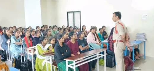 దీక్ష అకాడమీ సిద్దిపేట విద్యార్థినిలకు మహిళల రక్షణకు ఉన్న చట్టాలు, గుడ్ టచ్ బాడ్ టచ్, సైబర్ నేరాలు, గంజాయి డ్రగ్స్, యాంటీ హ్యూమన్ ట్రాఫికింగ్, ఇతర మత్తు పదార్థాల గురించి అవగాహన కల్పించిన టూ టౌన్ ఇన్స్పెక్టర్ ఉపేందర్, సిద్దిపేట షీటీమ్ బృందం.