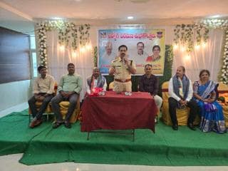 గజ్వేల్ పోలీస్ స్టేషన్లో విధులు నిర్వహిస్తూ పదవీ విరమణ పొందిన యాదగిరి రెడ్డి, ఎస్ఐ, వెంకటేశ్వరరావు హెడ్ కానిస్టేబుల్ ను ఘనంగా సన్మానించిన గజ్వేల్ ఎసిపి నరసింహులు, ఇన్స్పెక్టర్లు రవికుమార్ ముత్యం రాజు.