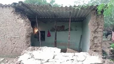 कैलाश चंद बैरवा का लगातार चलते बारिश के मकान की गिरी दिवार जिस मे घर के अंदर रखा सामान खराब होगया ग्राम राजपुरा बूंदी