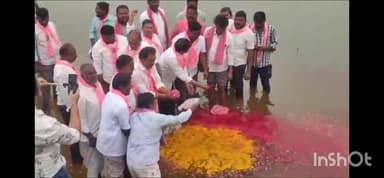 రామడుగు: తిరుమలాపూర్ లో గోదావరి నీళ్లతో తెలంగాణ తల్లి విగ్రహానికి జలాభిషేకం చేసిన చొప్పదండి మాజీ MLA సుంకే రవిశంకర్