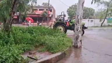 ट्रैक्टर से सड़क जोत कर फैक्ट्री परिषद में पानी डाल दिया गया