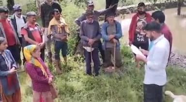 नंदप्रयाग: नैल में ग्राम विकास अधिकारी की मौजूदगी में ग्रामीणों ने अमृत सरोवर की साफ-सफाई की, स्वच्छता की दिलाई गई शपथ