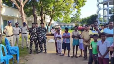 వీణవంక: పోతిరెడ్డిపల్లి గ్రామంలో పోలీసుల కార్డెన్ సర్చ్ 25 ఇసుక ట్రాక్టర్లు సరైన పత్రాలు లేని 18 టూవీలర్స్ సీజ్ చేసిన పోలీస్ లు