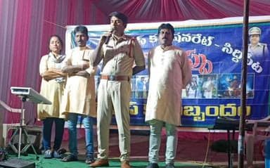 పోలీసు కళాబృందం ప్రజలను చైతన్య పరిచే కనువిప్పు అనే కార్యక్రమం తేదీ: 19-09-2025 రాత్రి కోహెడ పోలీస్ స్టేషన్ పరిధిలోని "గుండారెడ్డిపల్లి గ్రామంలో" నిర్వహించడం జరిగింది, కోహెడ ఎస్ఐ అభిలాష్.