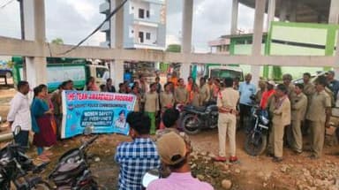 చేర్యాల మున్సిపల్ కార్మికులకు మున్సిపల్ కార్యాలయ ఆవరణలో మహిళల రక్షణకు ఉన్న చట్టాల గురించి, సైబర్ నేరాల గురించి, అపరిచిత వ్యక్తుల గురించి, సామాజిక రుగ్మతల గురించి, అవగాహన కల్పించిన చేర్యాల ఎస్ఐ నవీన్, హుస్నాబాద్ షీటీమ్ బృందం.