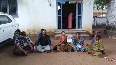 ఖానాపూర్: పేక్ ఫ్యామిలీ మెంబర్ సర్టిఫికెట్ ఇచ్చిన అధికారులను సస్పెండ్ చేయాలని బాధిత కుటుంబం తాసిల్దార్ కార్యాలయం వద్ద ధర్న