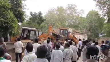 உசிலம்பட்டி: பழைய அரசுப் பள்ளி கட்டிடத்தை இடித்த அதிகாரிகள்- மூக்கையா தேவர் மணிமண்டபம் கட்டுவதில் நீடிக்கும் சிக்கல்