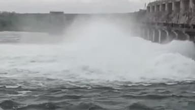 పుల్కల్: సింగూరు ప్రాజెక్టులోకి చేరుకున్న భారీ వరద దిగువ ప్రాంతాలకి 7 గేట్ల ద్వారా నీటి విడుదల