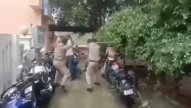 🚨 बिहार में जंगल राज 😭 पुलीस वाले ने कि जमकर पिटाई... विडियो हुआ वायरल, #Bihar #बक्सर #viral #video_2025